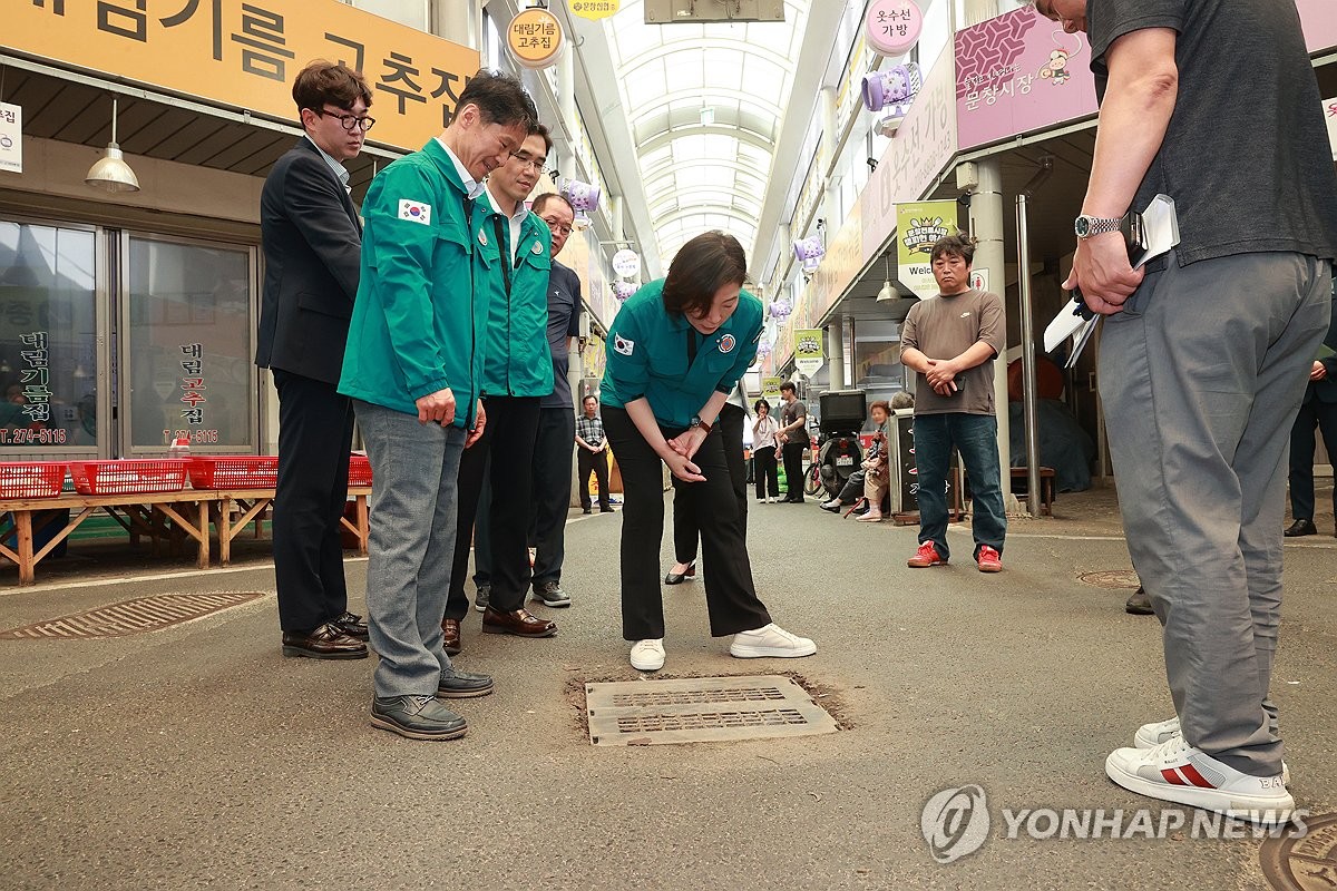 오영주 장관, 수해·폭염 대비 전통시장 현장 점검