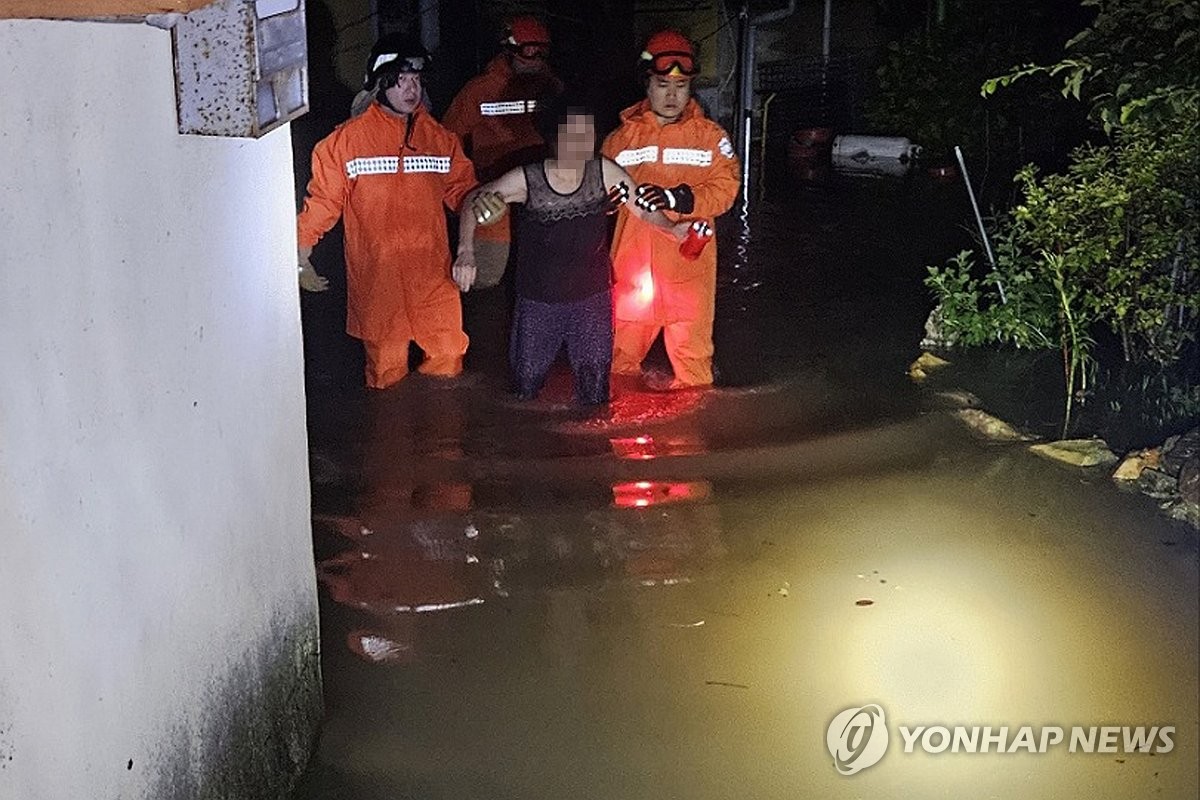 시간당 최대 103.5㎜ 폭우…전남 서남부 침수피해 잇달아(종합)