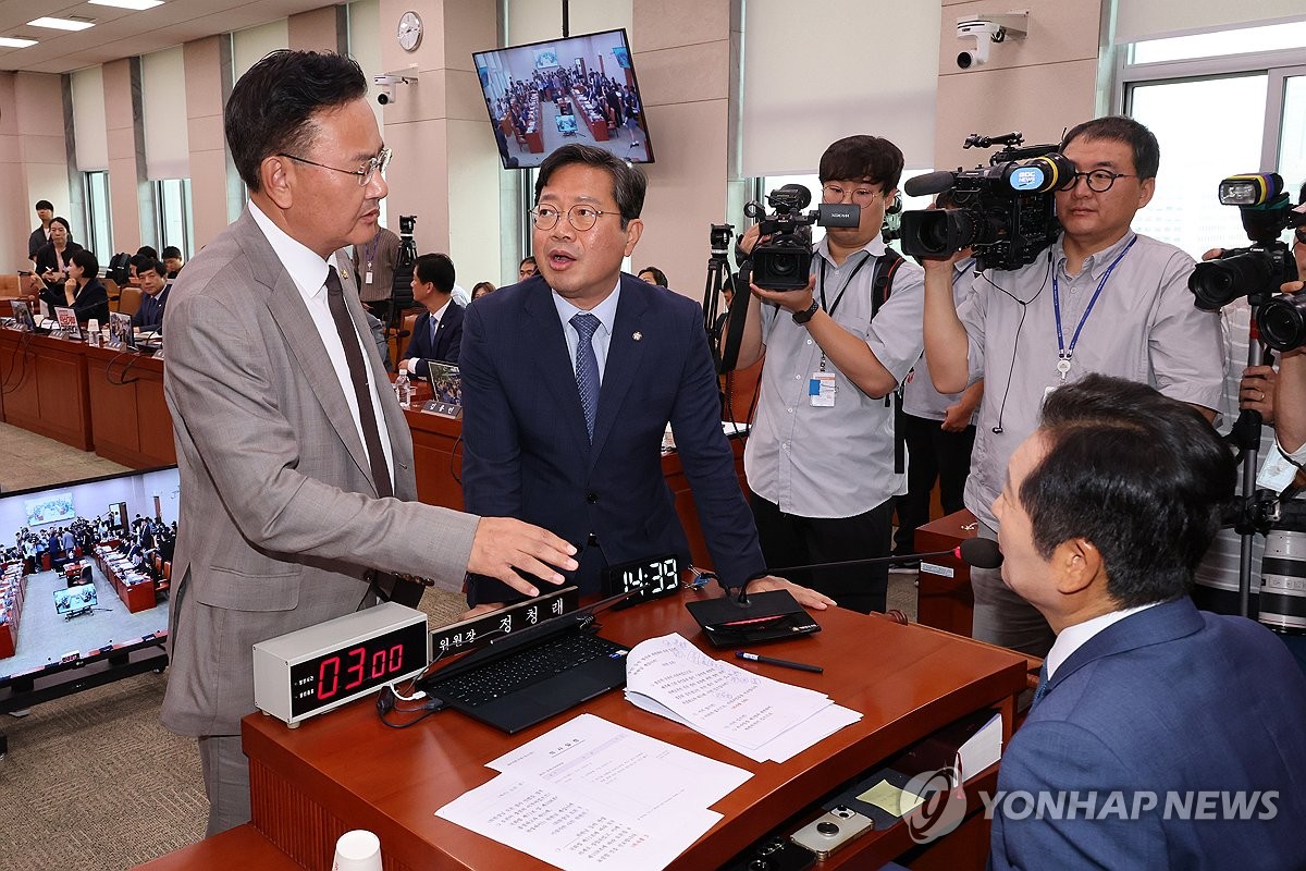 '尹탄핵 청원' 청문회 개최 두고 與 "원천무효", 野 "법대로"