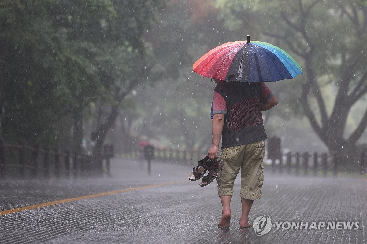 [날씨] 중부지방 돌풍 동반한 강하고 많은 비…남부·제주 찜통더위