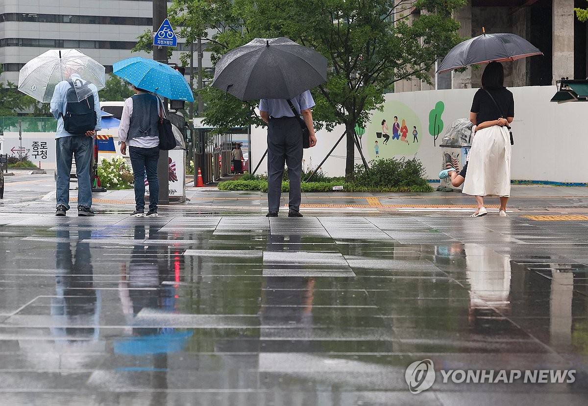 [날씨] 수도권 곳곳 돌풍 동반한 강한 비…남부·제주 '찜통더위'