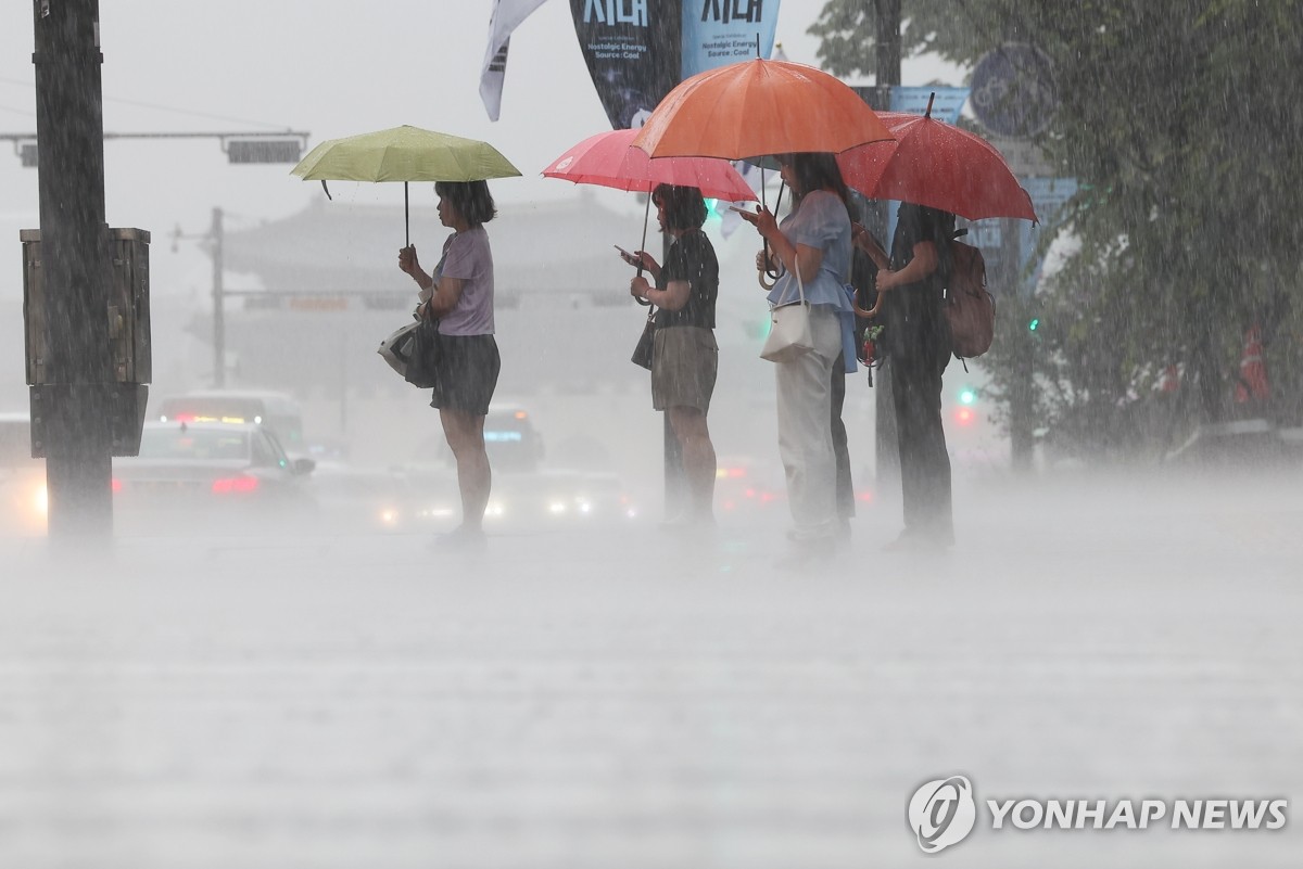 수도권 올해 첫 호우 긴급재난문자…서울 전역에 호우경보