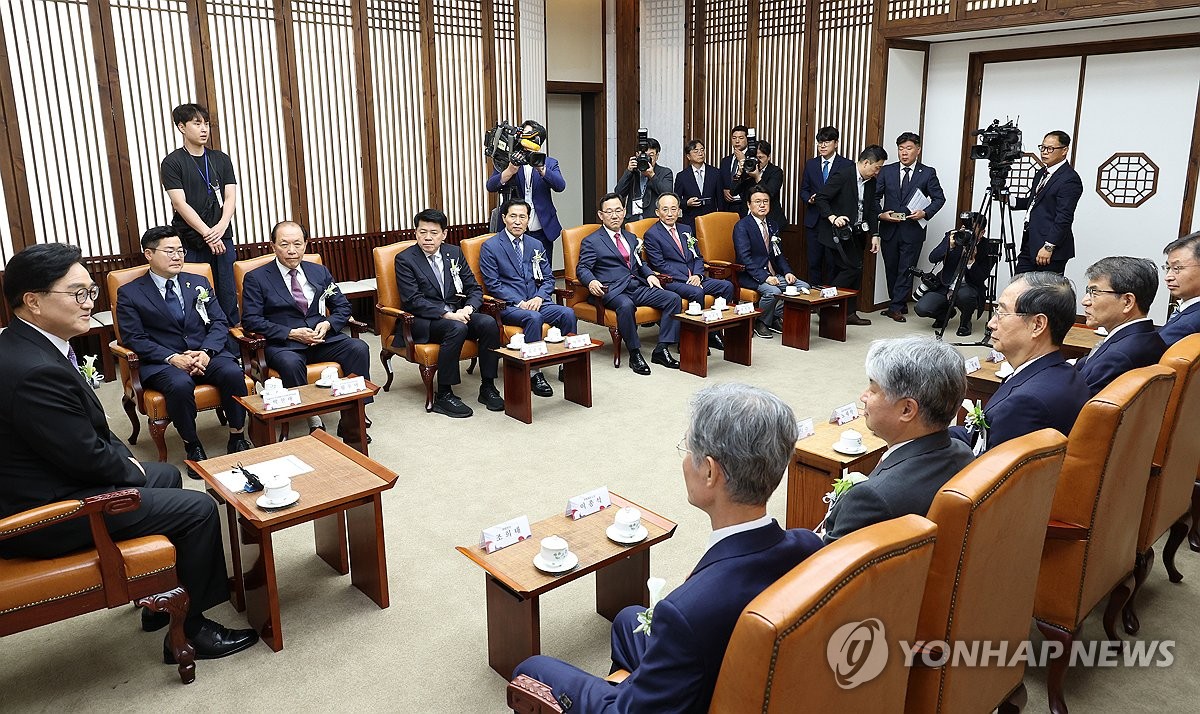 제헌절 맞은 여야, 서로에 "헌법정신 파괴" 비난전