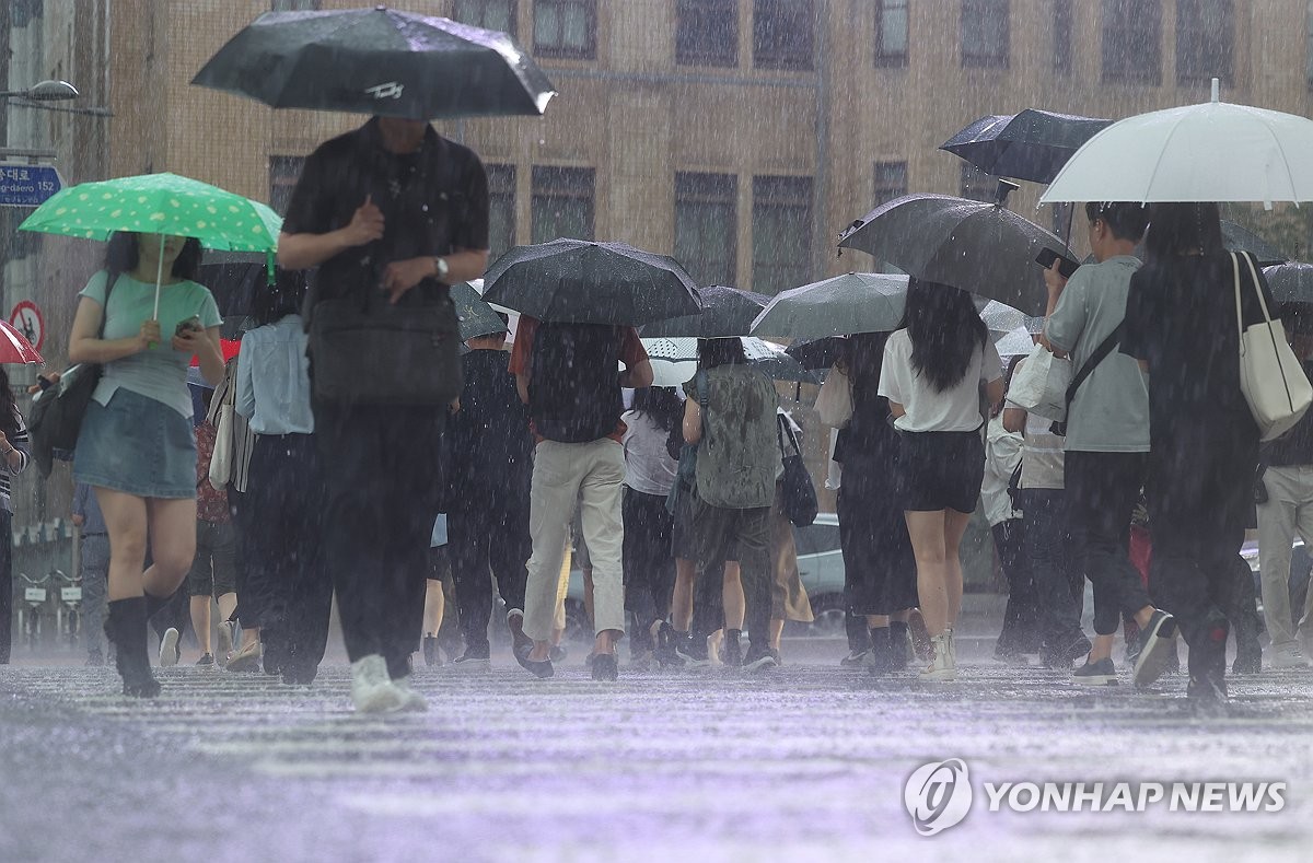 [날씨] 수도권·충청·강원 장대비…동해안·남부 '찜통더위'