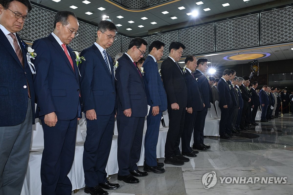 제헌절 맞은 여야, 서로에 "헌법정신 파괴" 비난전