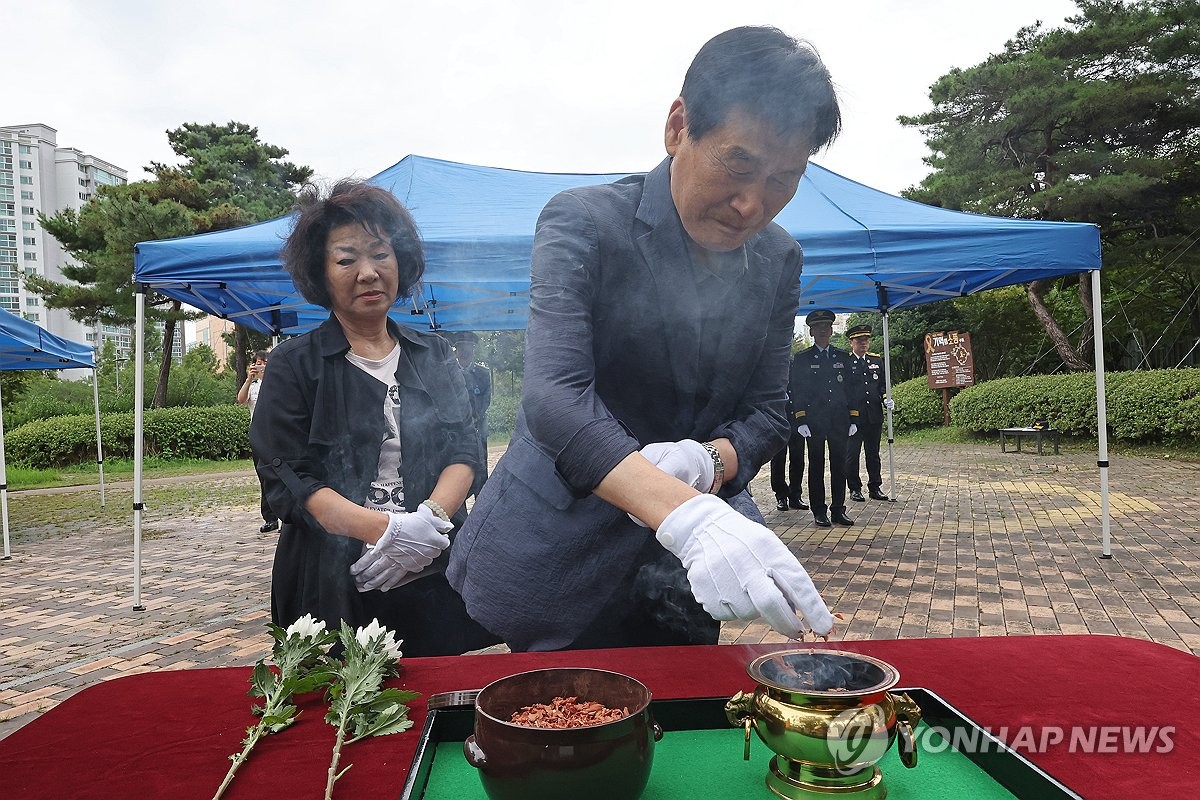 "세월호 수색 헬기 추락사고 아시나요" 쓸쓸한 10주기 추모식