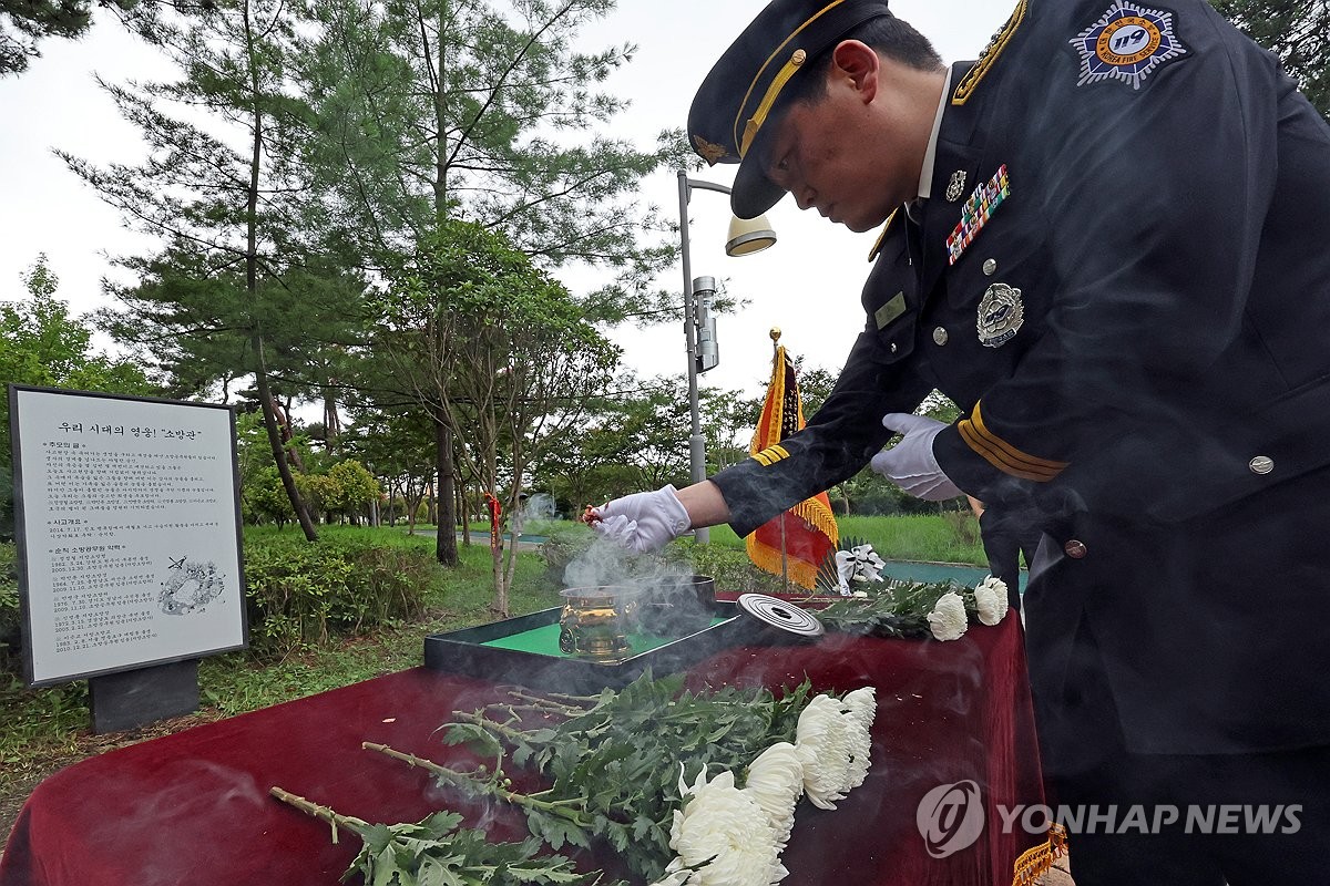 "세월호 수색 헬기 추락사고 아시나요" 쓸쓸한 10주기 추모식