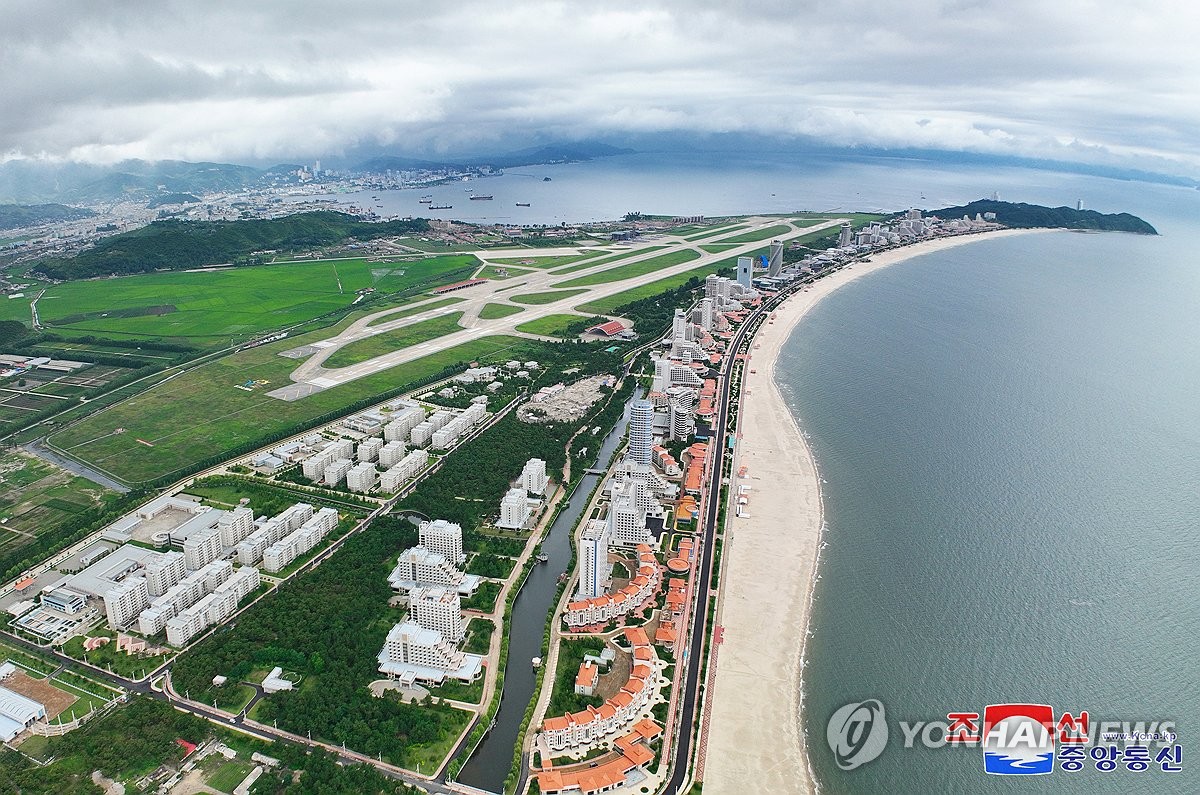 김정은, 잇단 관광업 독려…원산 해안지구 찾아 "내년 5월 개업"