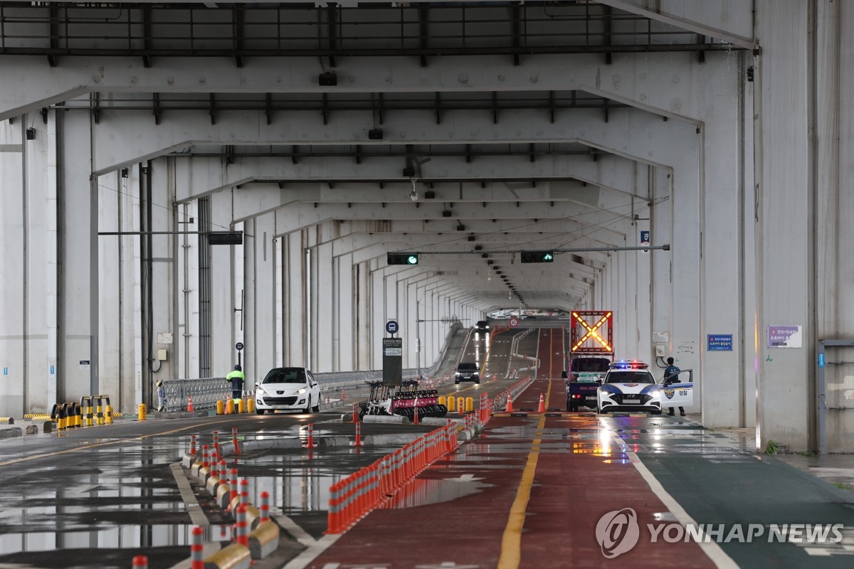 서울 잠수교 차량·보행자 통행 전면 통제