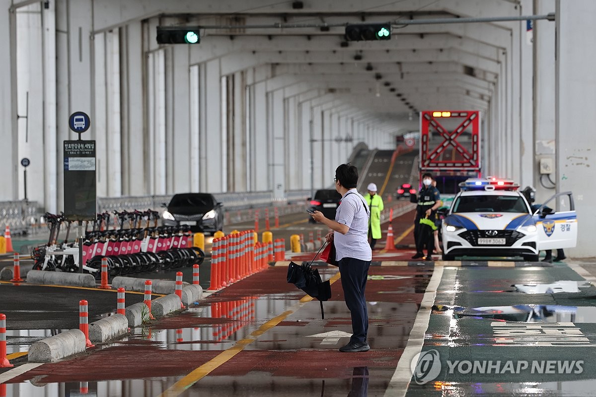 "장화도 소용없어요" 장대비에 다 젖은 옷…힘겨운 출근길