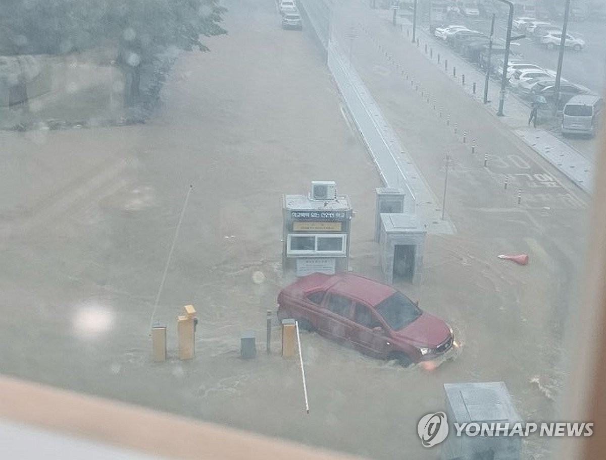 하천 범람에 학교·시장 침수…충남 서북부 170㎜ 넘는 폭우(종합)