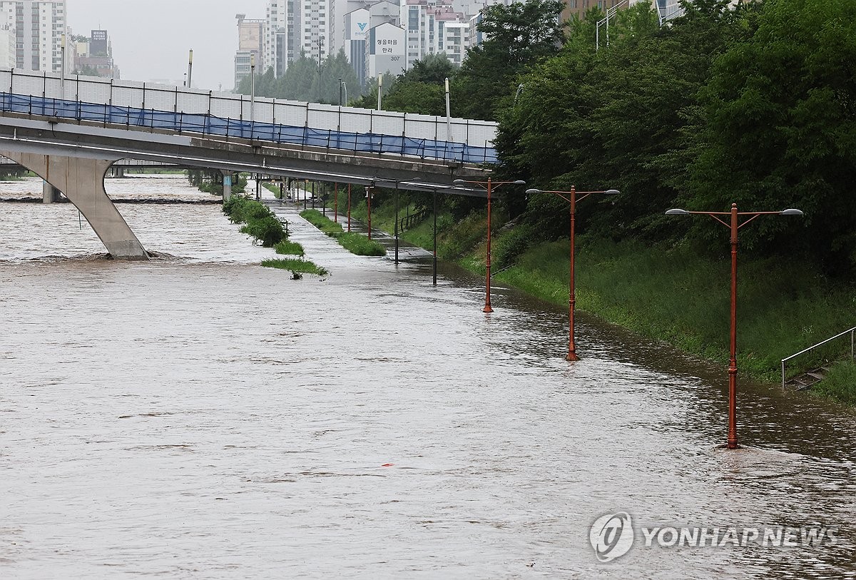 주말에도 장마…일부 지역 강한 비소식 속 무더위 이어져