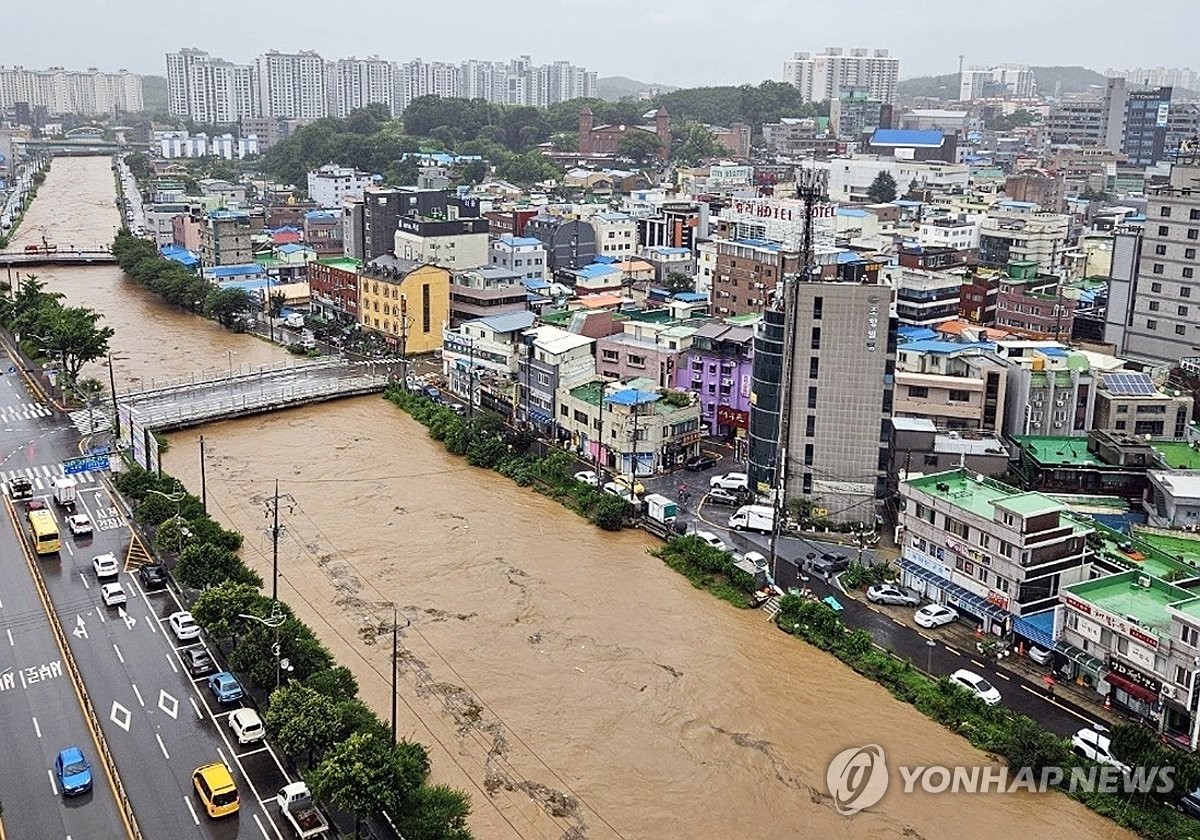 당진천 범람 인근 학교 2곳 일시 고립…학생 1900명 귀가 조치