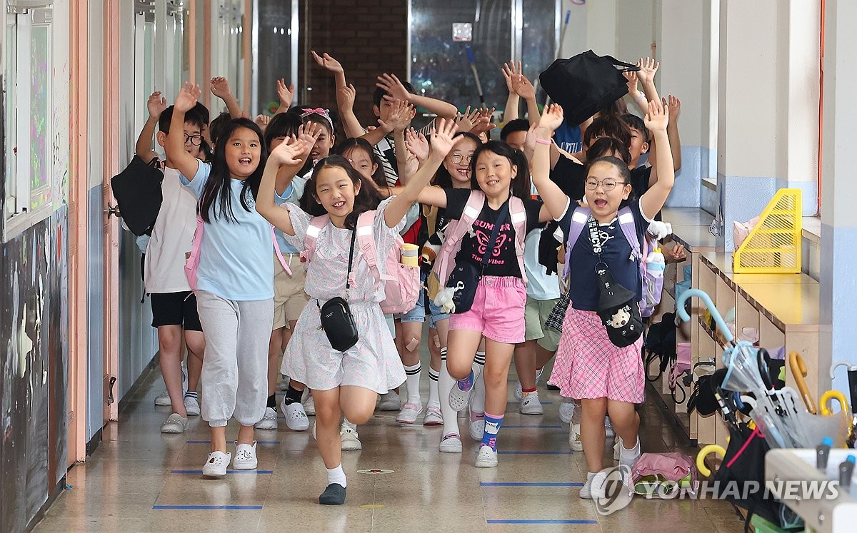 누에실 뽑고 곤충 관찰하고…서울 '여름철 어린이 자연학교'