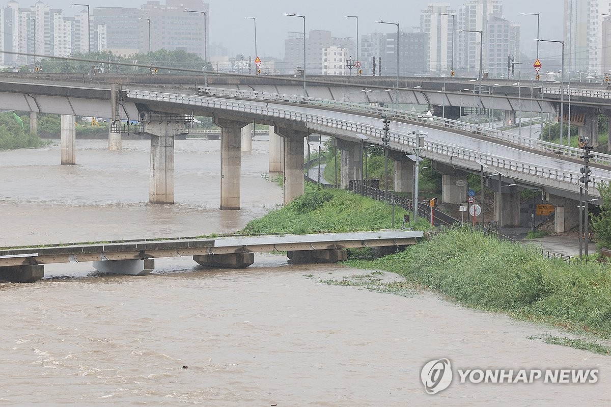 집중호우 계속 온다…수도권-전북, 내일까지 최대150㎜↑ 더내려