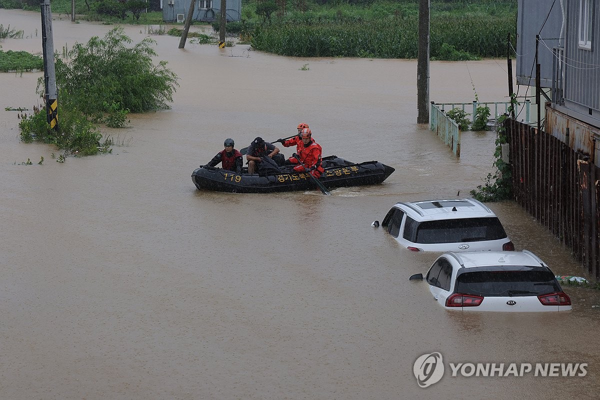 가슴까지 차오른 물…외국인 근로자 5명, 공장서 보트로 구조