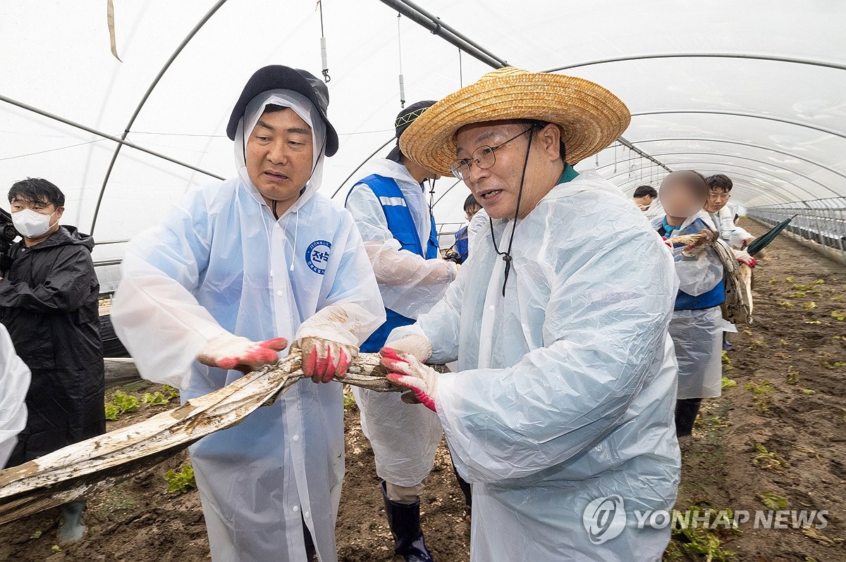 민주 당권주자들, 전북 익산시 수해 현장서 복구 '구슬땀'