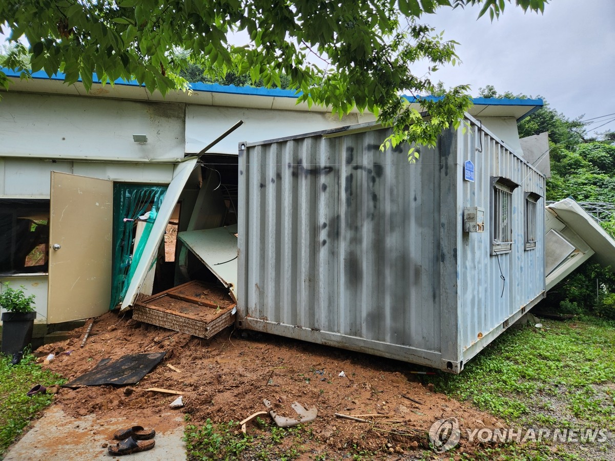 하천 범람에 학교·시장 침수…충남 서북부 170㎜ 넘는 폭우(종합)