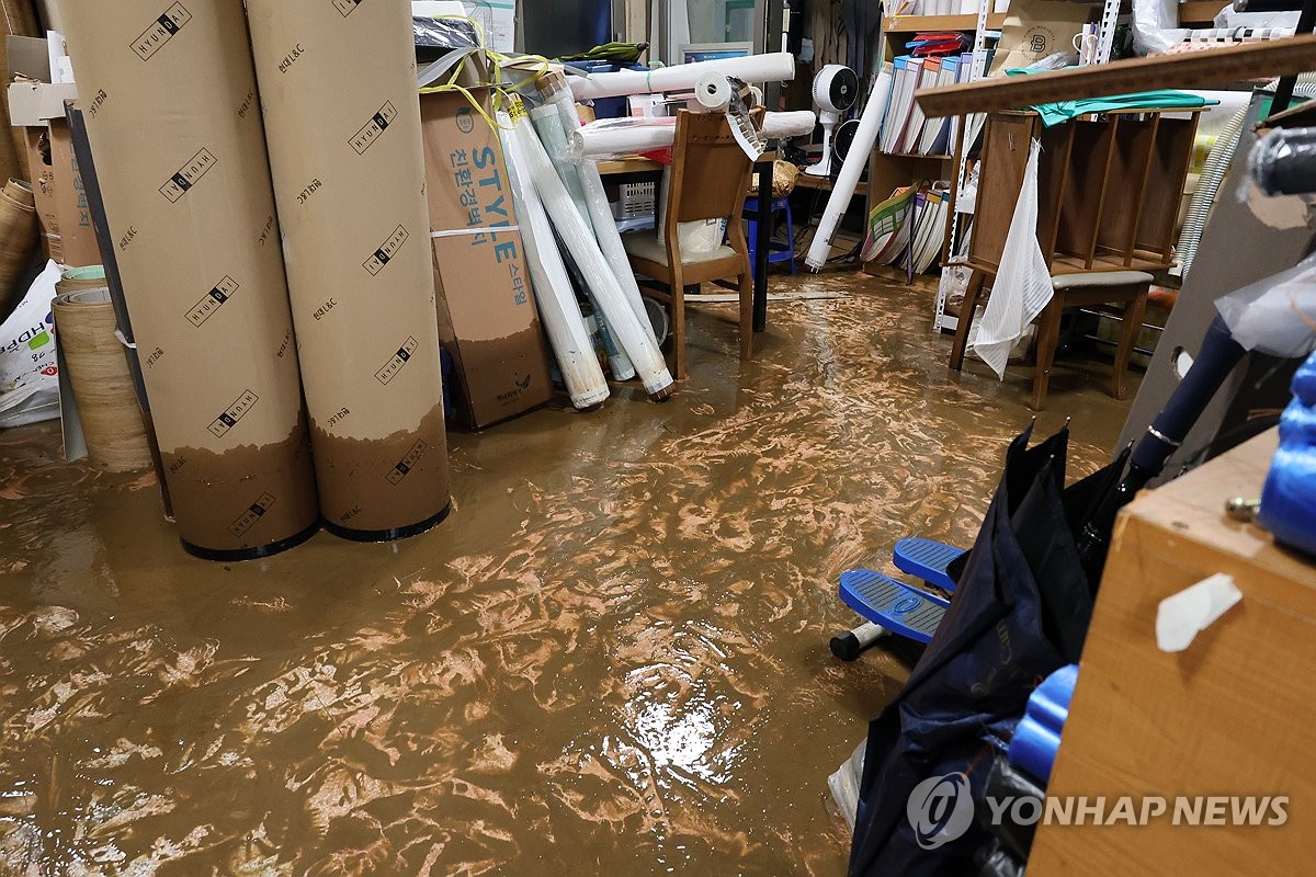 [르포] "비 앞에서 할 수 있는 거라곤…" 물에 잠긴 당진 시장과 학교