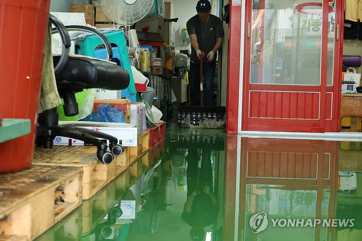 [르포] "비 앞에서 할 수 있는 거라곤…" 물에 잠긴 당진 시장과 학교