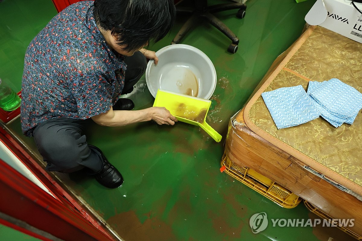 [르포] "비 앞에서 할 수 있는 거라곤…" 물에 잠긴 당진 시장과 학교