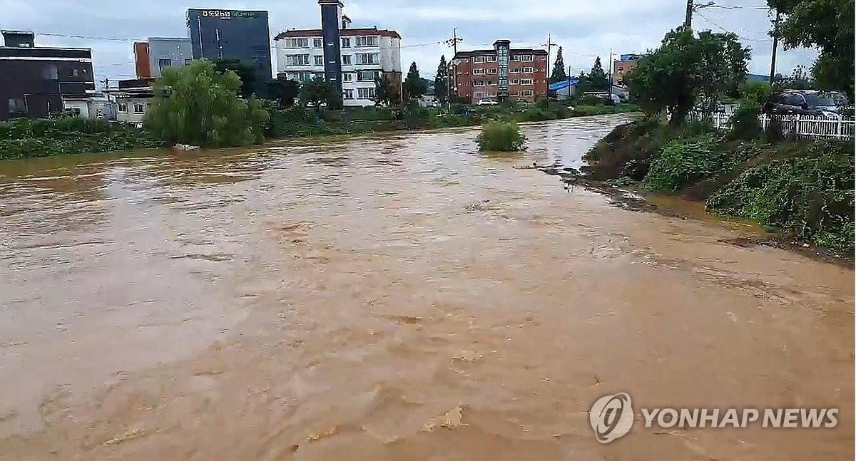 하천 범람에 학교·시장 침수…충남 서북부 170㎜ 넘는 폭우(종합)