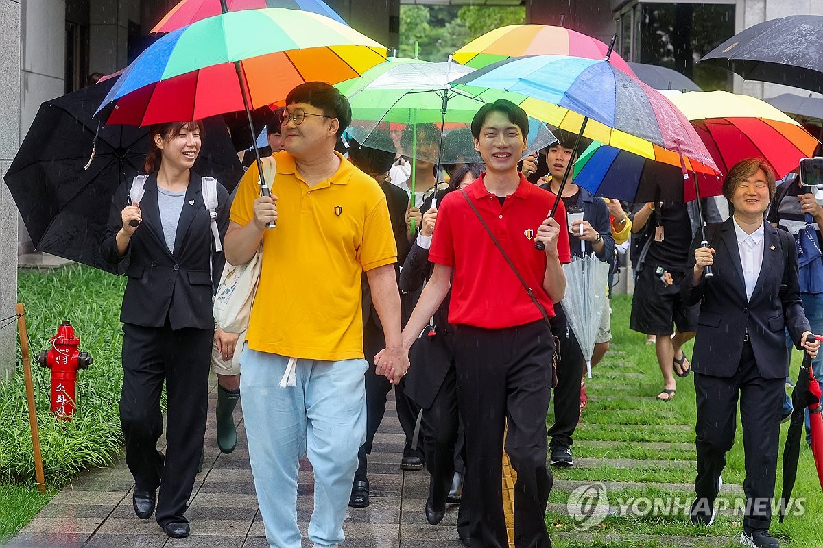 인권위원장 "동성 동반자 건보 피부양자 자격 인정 판결 환영"