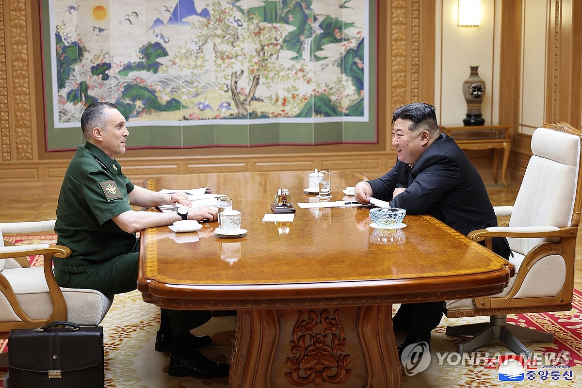 김정은, 방북 러시아 국방차관 접견…"군사협력 필요성 공유"(종합)