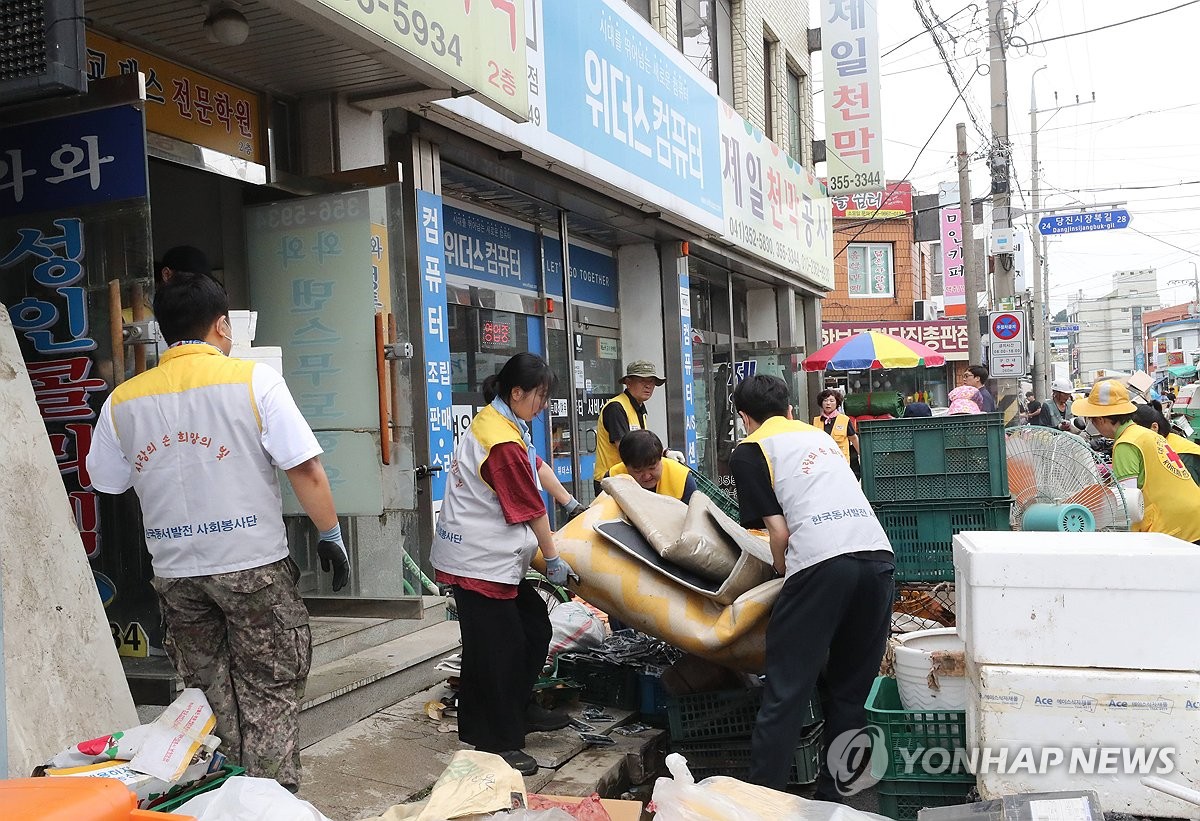 [현장] 닦고·쓸고·버리고…제 모습 찾아가는 당진전통시장