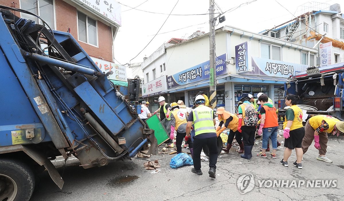 [현장] 닦고·쓸고·버리고…제 모습 찾아가는 당진전통시장