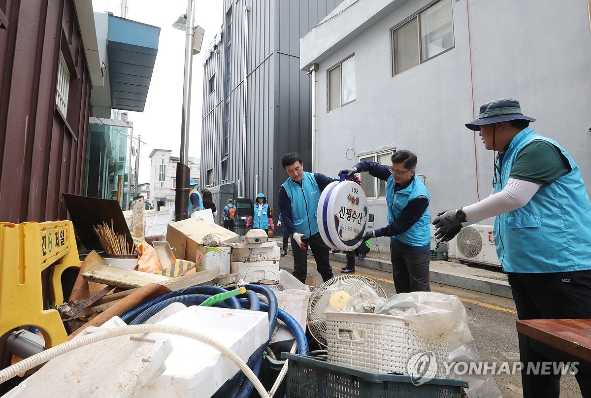 [현장] 닦고·쓸고·버리고…제 모습 찾아가는 당진전통시장