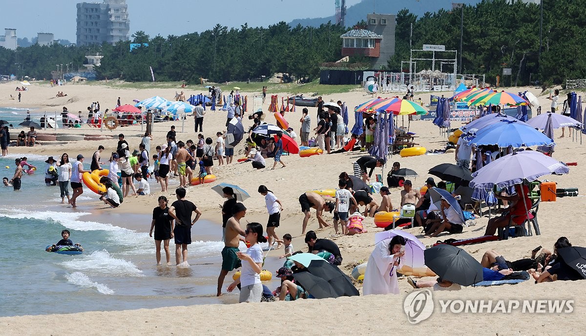 피서 절정기 동해안 해수욕장에 최고 인파…"바다에 풍덩"