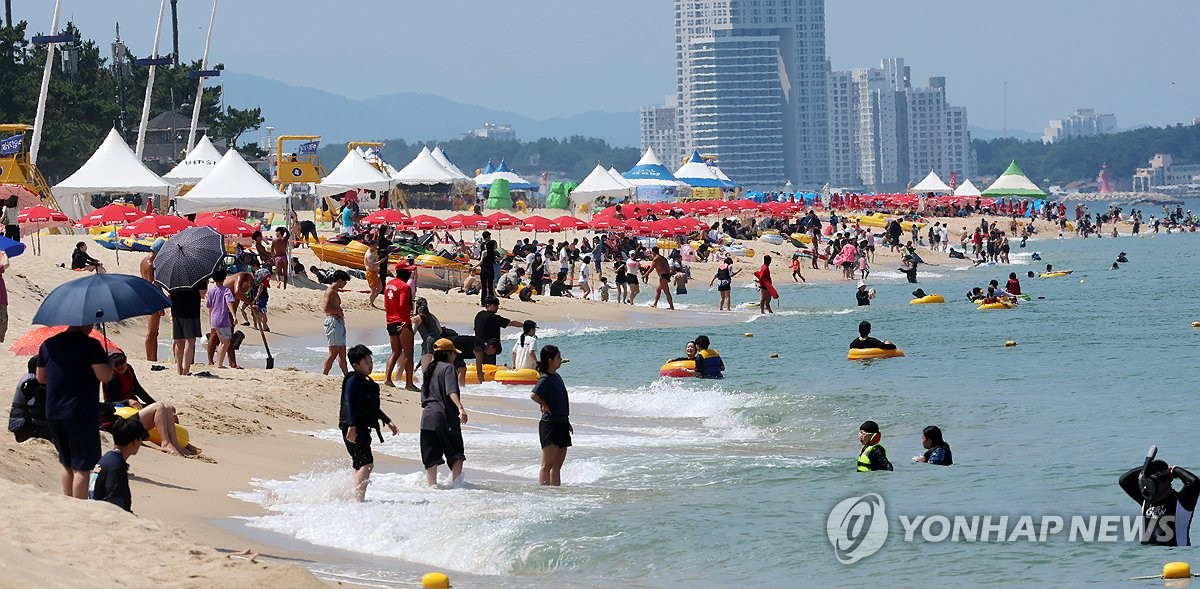 피서 절정기 동해안 해수욕장에 최고 인파…"바다에 풍덩"