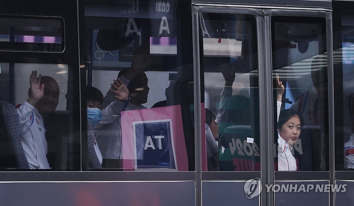 [올림픽] '첩보작전 방불' 북한 선수단 파리 도착…8년 만의 올림픽 복귀