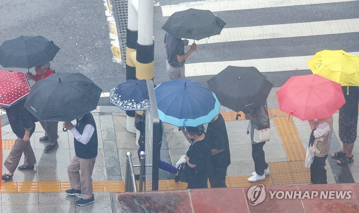 [날씨] 오전까지 수도권·강원 장맛비…전국 곳곳 폭염특보·열대야