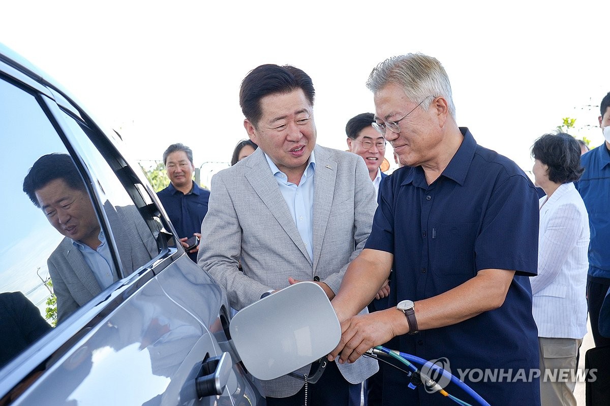 문재인 전 대통령, 휴가 중 제주 그린수소 생산현장 방문