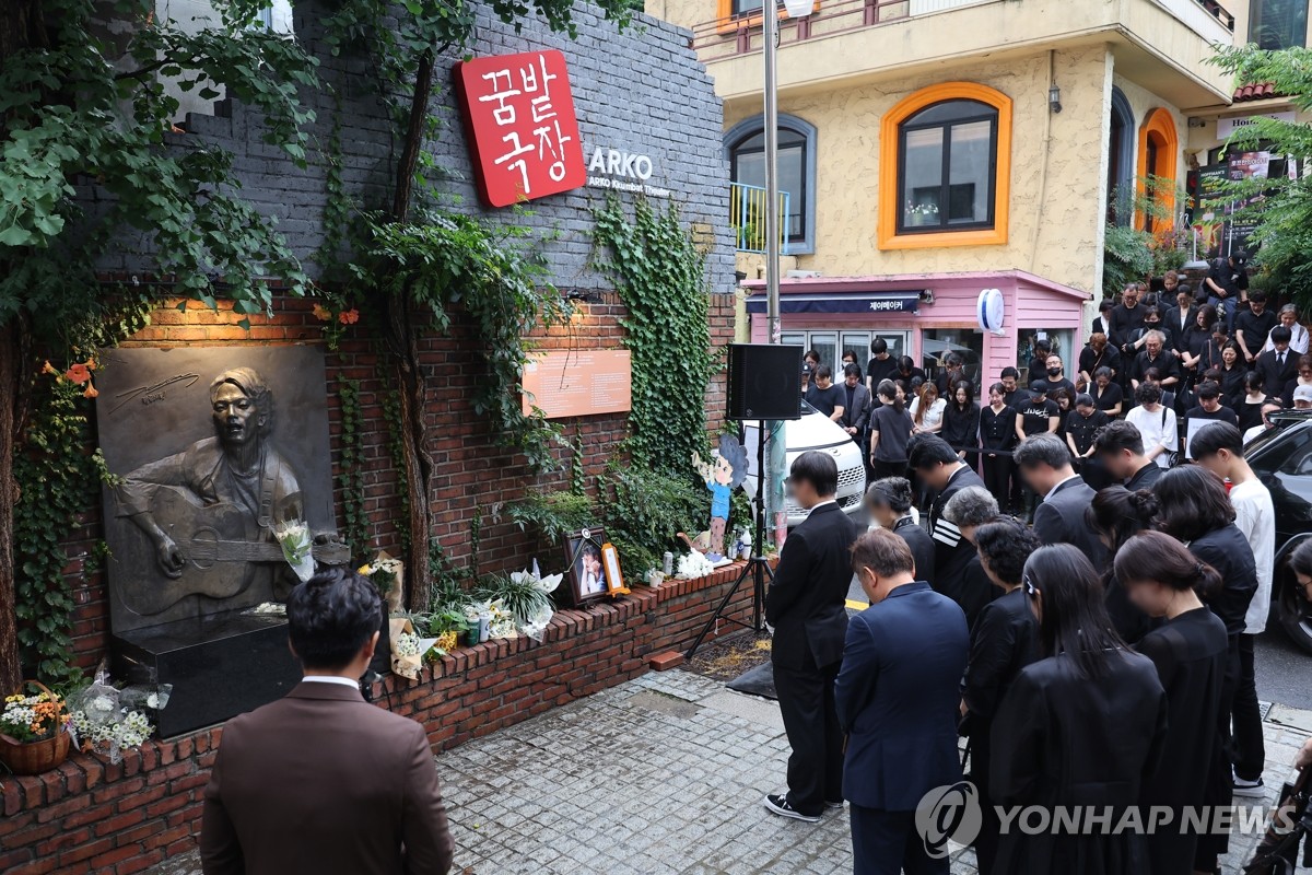 양희은 "故김민기, 어린 날 저의 우상…영원한 평화·안식 기원"(종합)