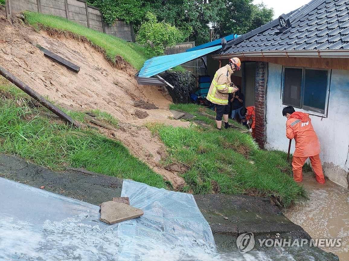 "집에 물이 가슴까지 찼어요" 토사 '와르르'…강원 비피해 속출(종합2보)