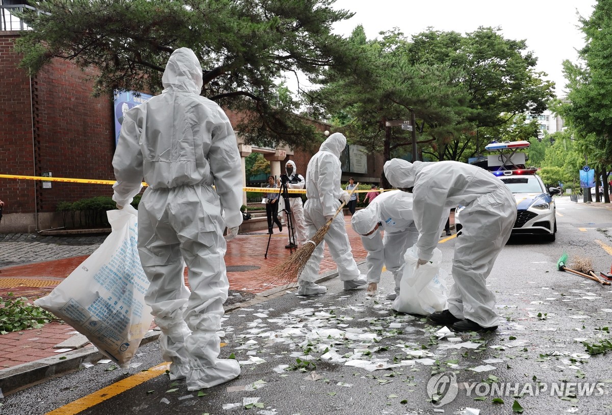 용산 대통령실 청사에 北 쓰레기풍선 낙하…"위험성 없어 수거"