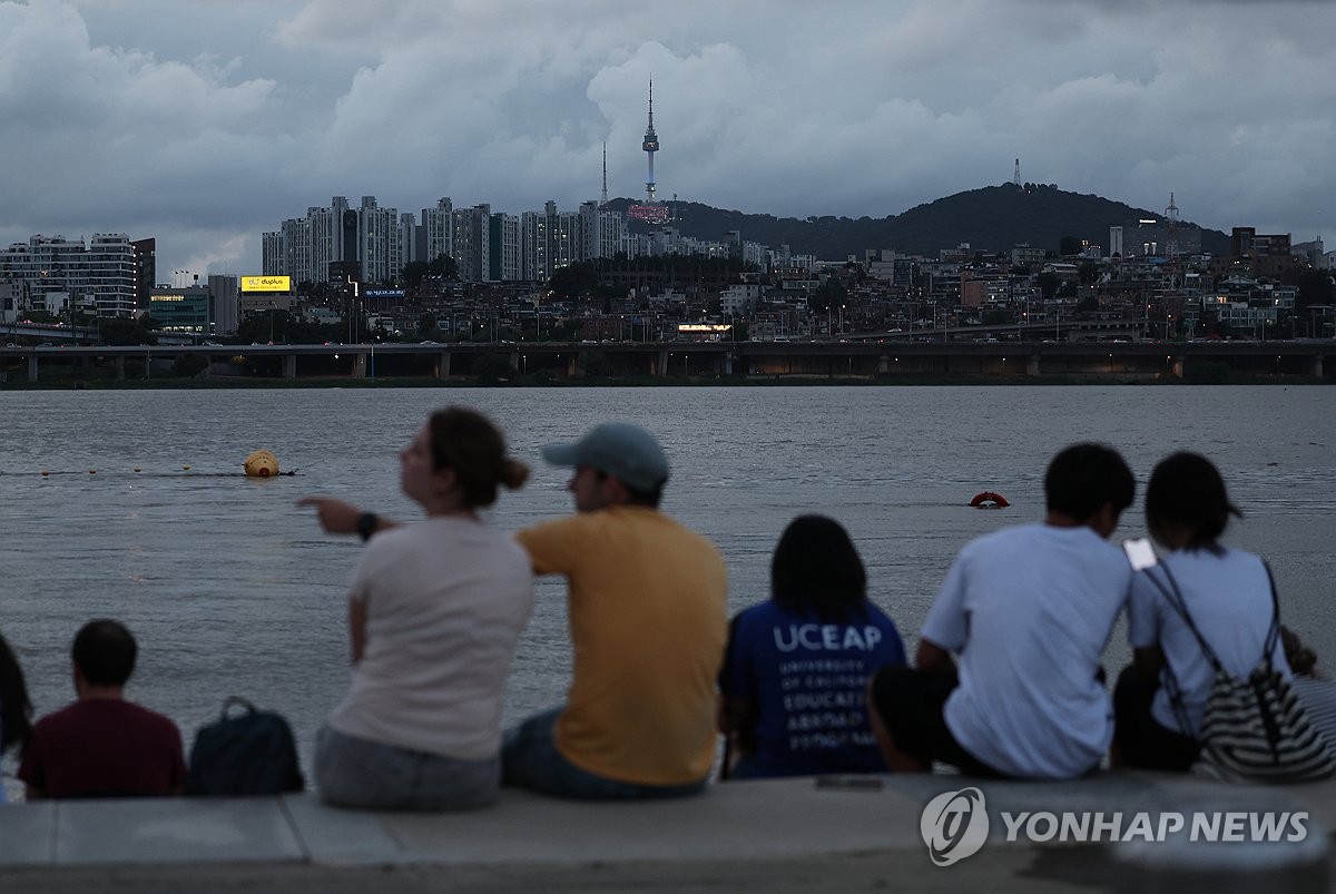 [내일날씨] 한증막 더위 계속…중부·남부 강한 소나기