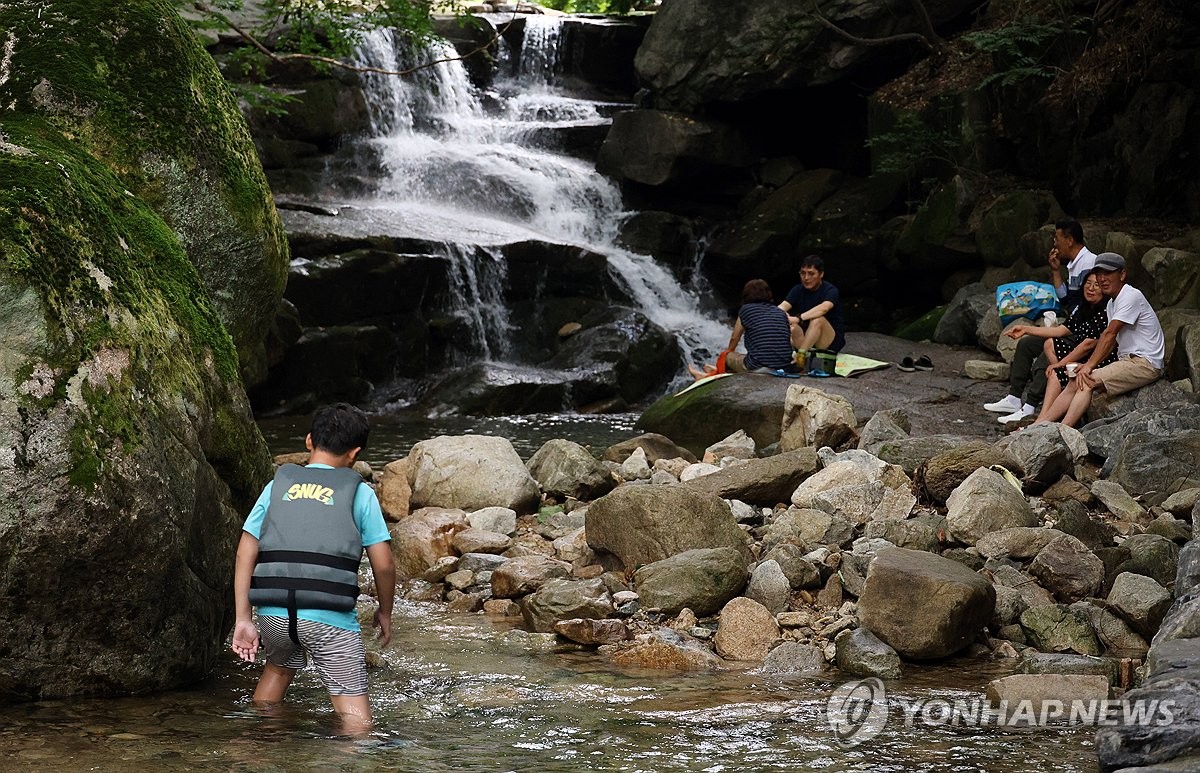 [르포] 찜통더위 지친 시민들…계룡산 계곡 '북적북적'