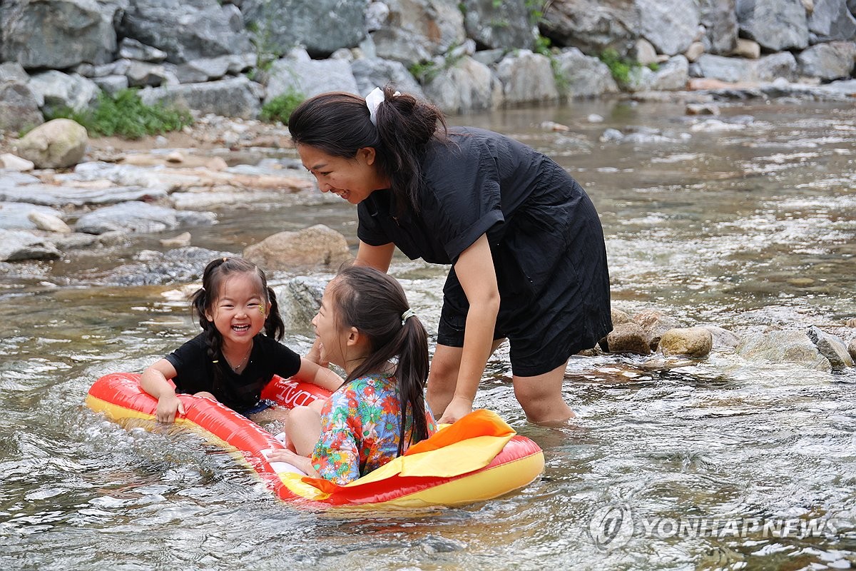 [르포] 찜통더위 지친 시민들…계룡산 계곡 '북적북적'