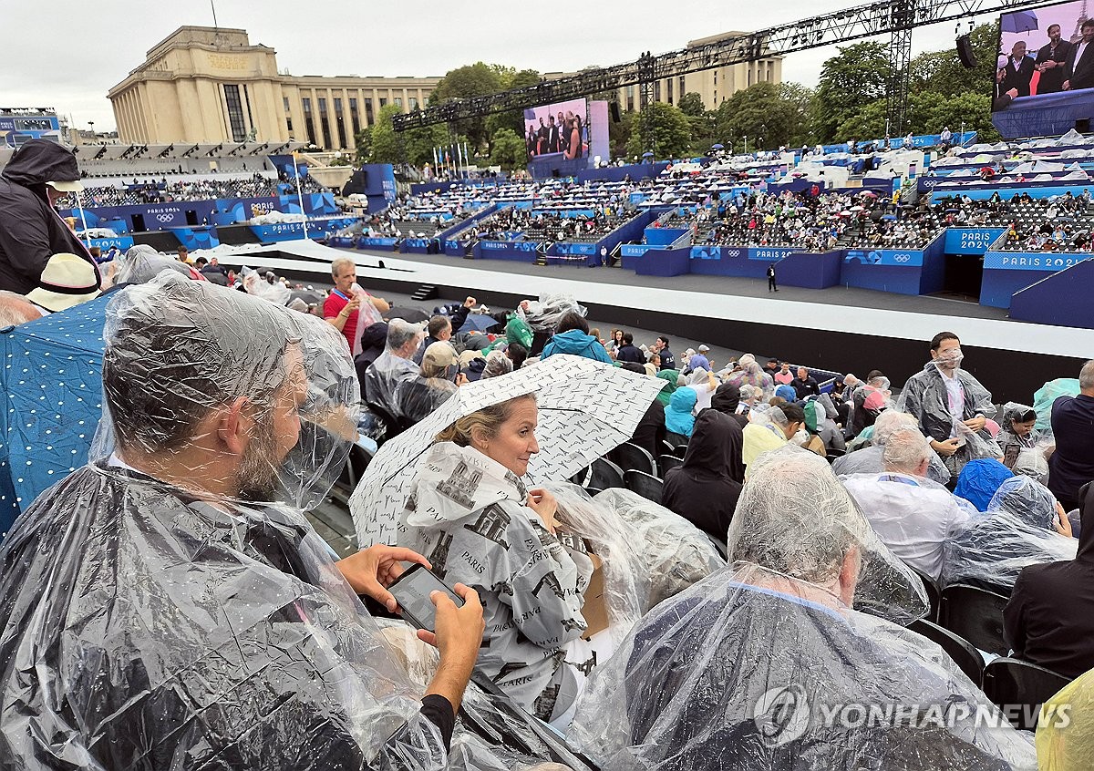 [올림픽] 트로카데로엔 석양 대신 잿빛구름…빗줄기 쏟아진 '센강 개회식'