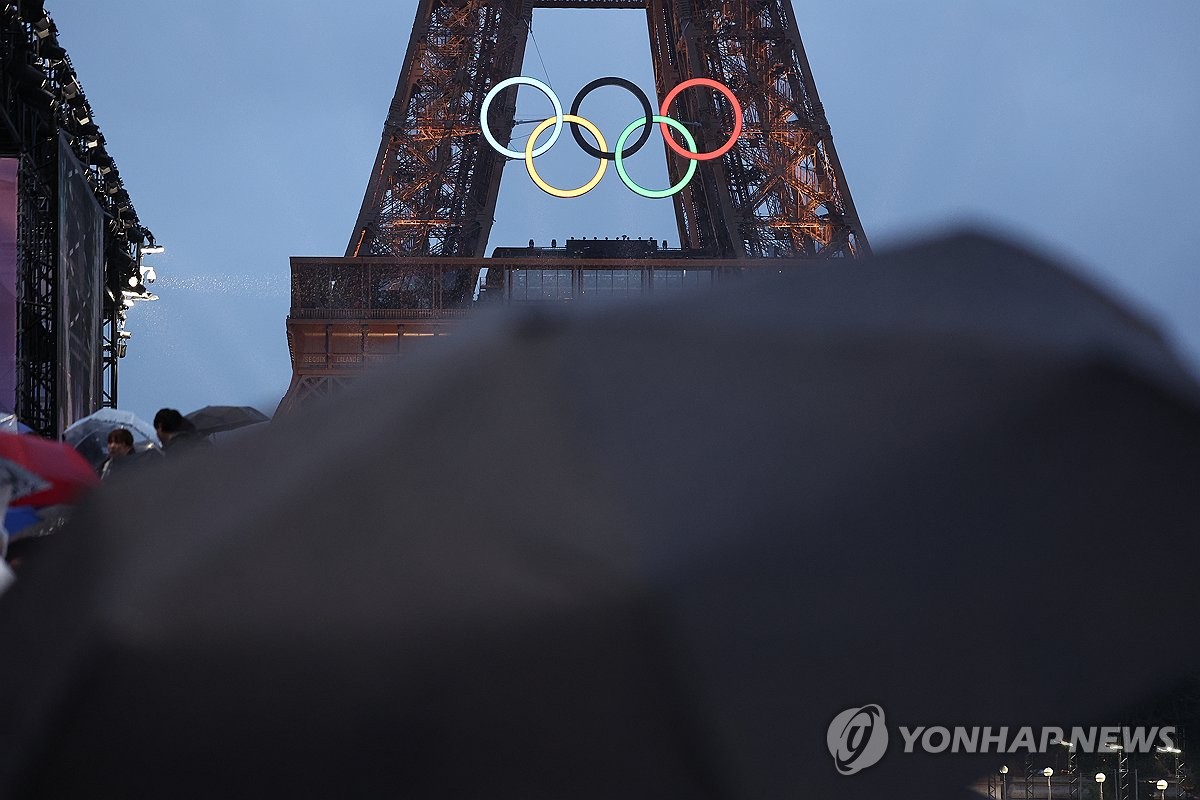 [올림픽] 트로카데로엔 석양 대신 잿빛구름…빗줄기 쏟아진 '센강 개회식'