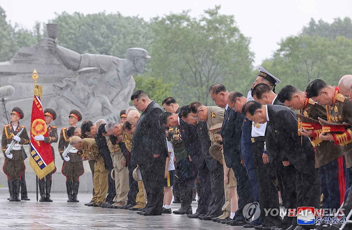 김정은, 6·25 전사자묘 찾아 "전승세대가 지킨 사상제도 수호"