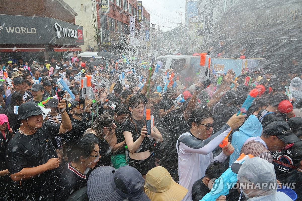 장흥 물 축제 개막…"무더위·스트레스 한 번에 날리세요"