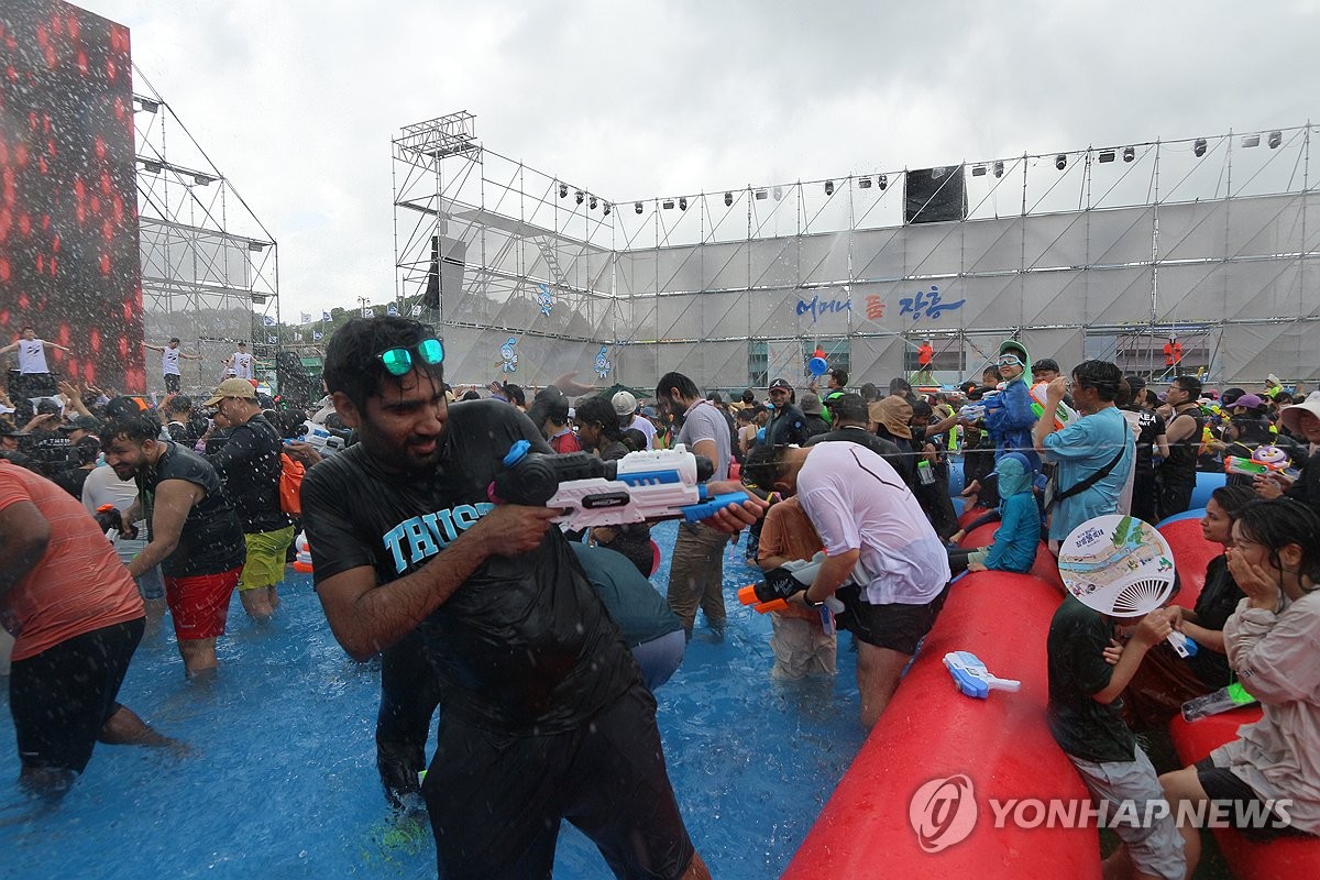 장흥 물 축제 개막…"무더위·스트레스 한 번에 날리세요"