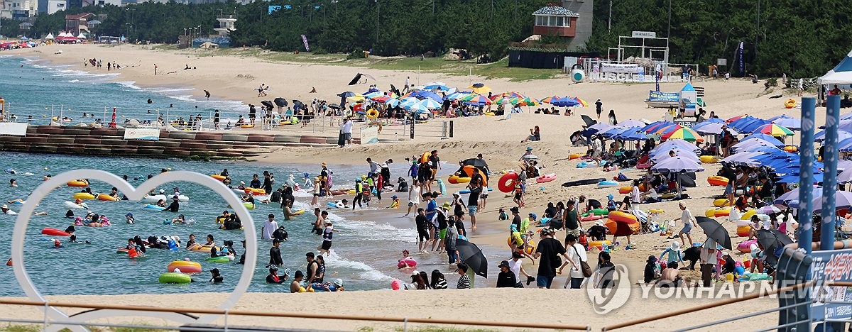 강릉 36.8도…강원 동해안 가장 높은 기온에 해수욕장 북적