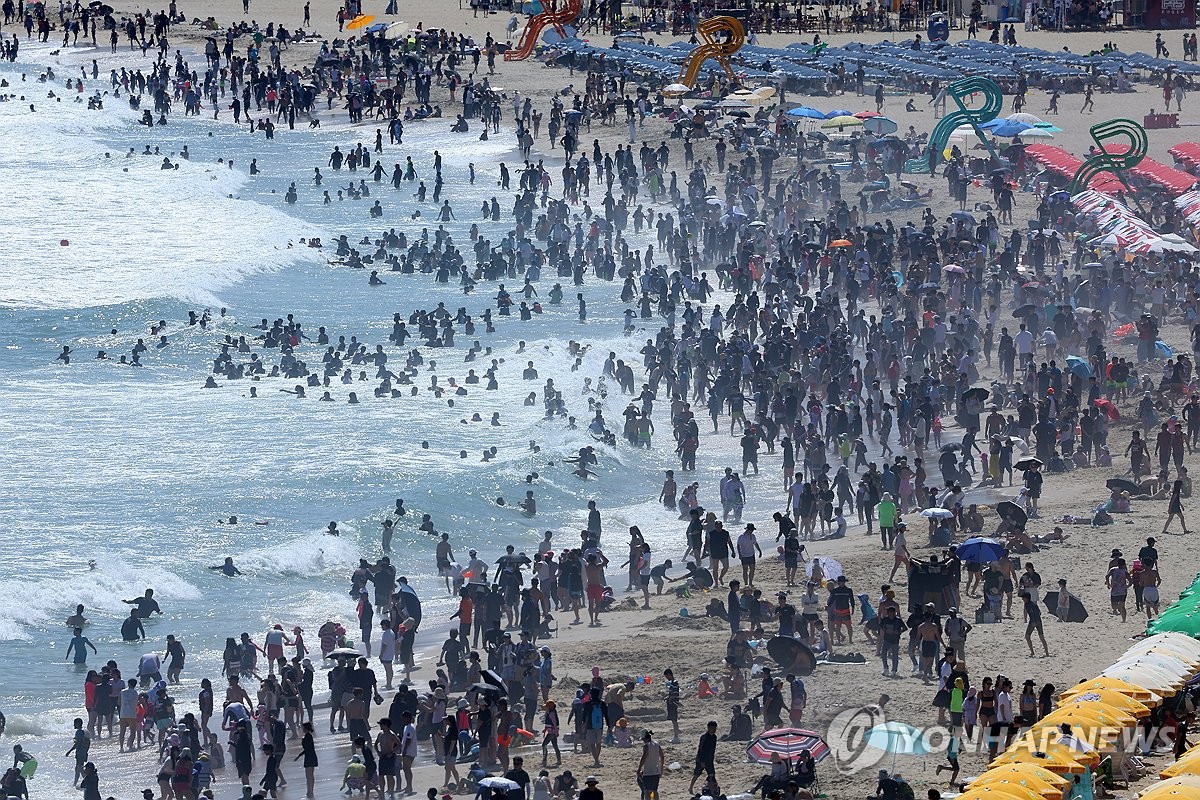 "바다가 부른다"…본격 피서철 맞아 부산 바닷가 인파 넘실