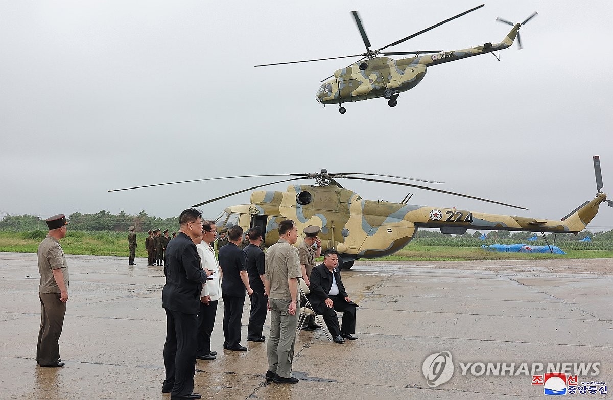 김정은, 물길 가르며 홍수 피해 점검…"5천여명 고립됐다 구조"(종합)